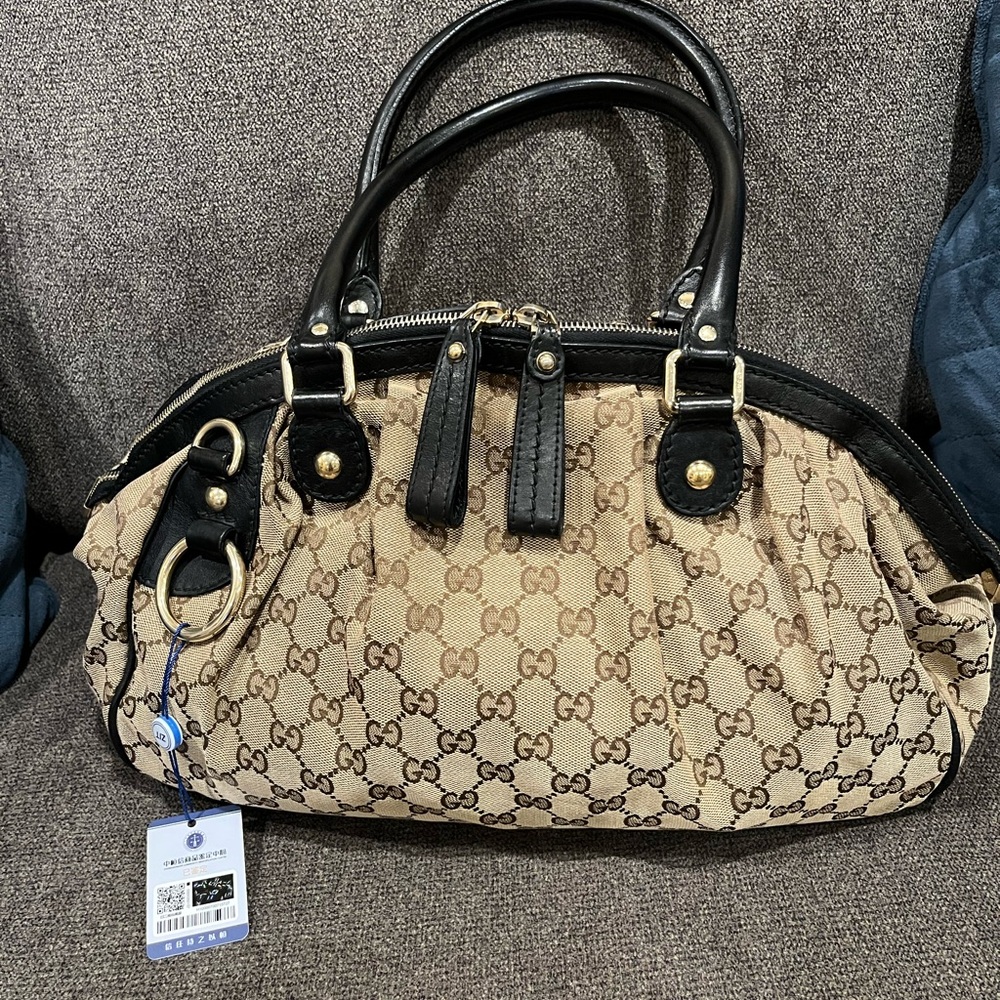 GUCCI Hobo bag. Great Travel and Everday bag. 🔥
Very roomy. Clean.